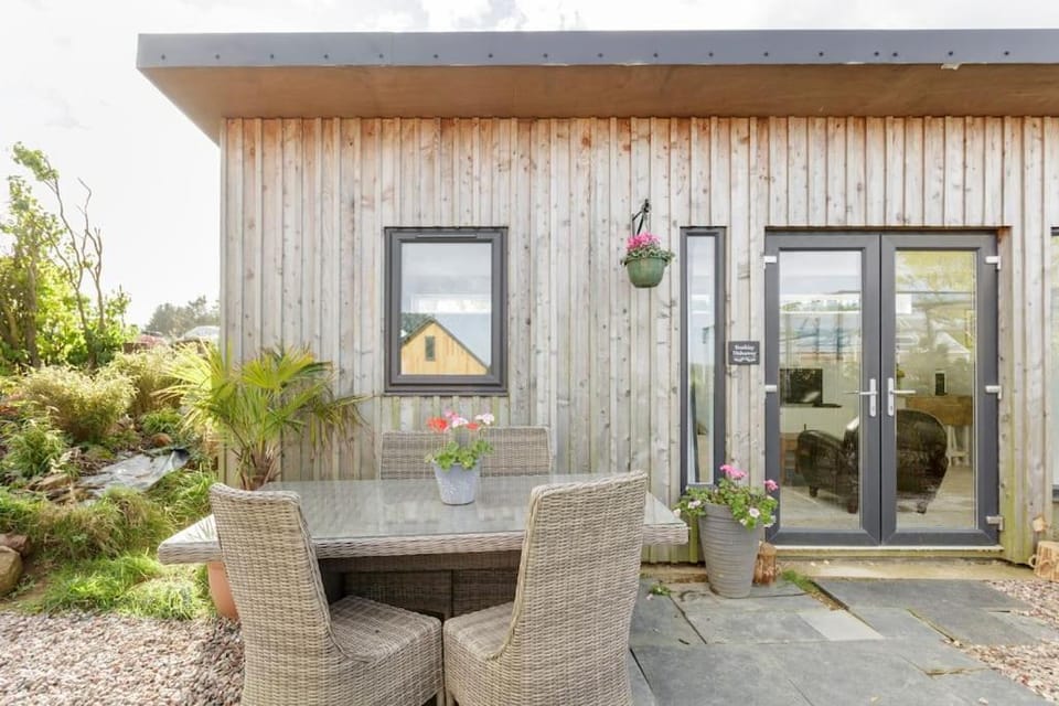 Cosy and modern 1 bedroom garden house - very dog friendly! House in Scotland