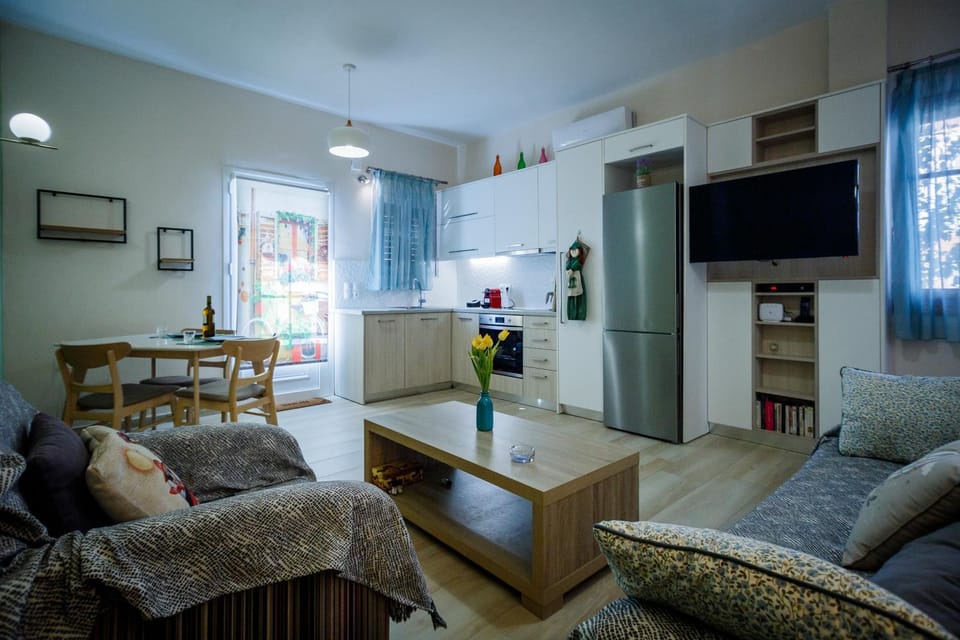 TV and multimedia, Kitchen or kitchenette, Living room, Seating area