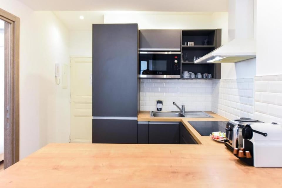 Coffee/tea facilities, Kitchen or kitchenette, oven, stove, toaster