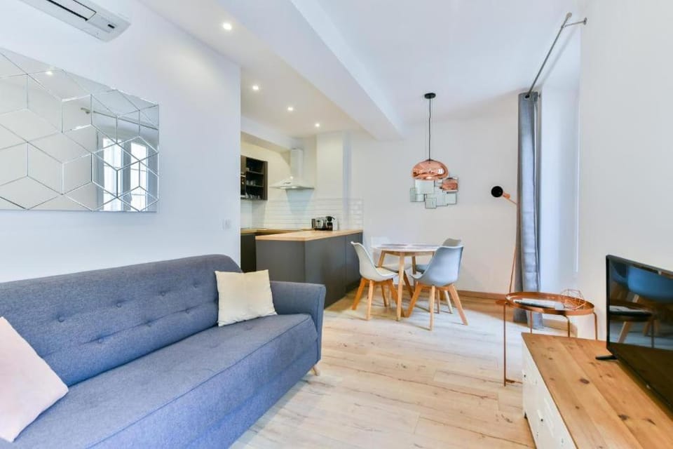 TV and multimedia, Kitchen or kitchenette, Living room, Seating area, Dining area, air conditioner