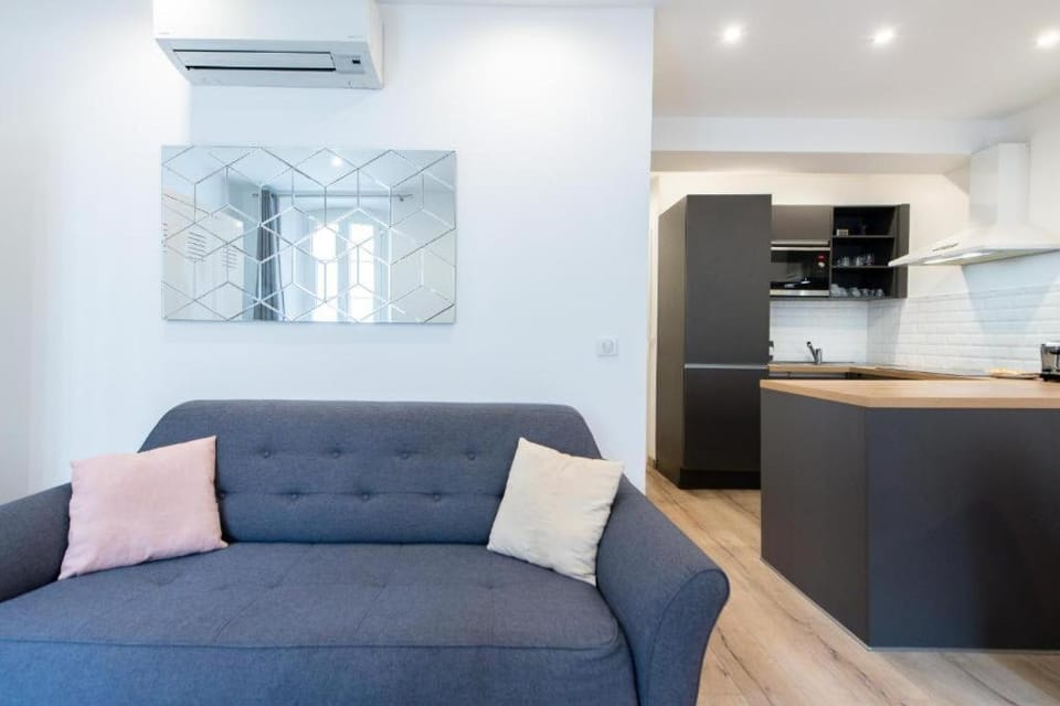 Kitchen or kitchenette, Living room, oven, air conditioner