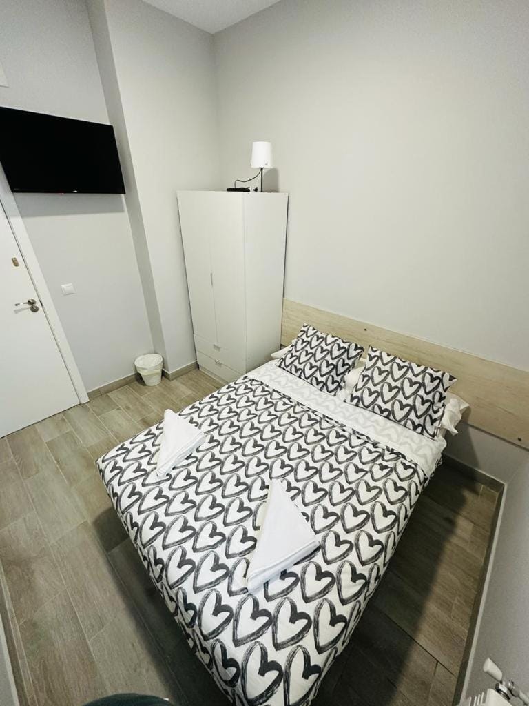 HOSPEDAJE CUATRO VIENTOS Bed and Breakfast in Madrid