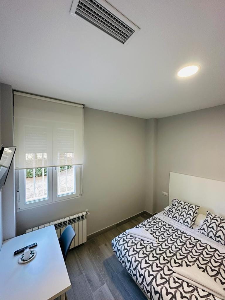 HOSPEDAJE CUATRO VIENTOS Bed and Breakfast in Madrid