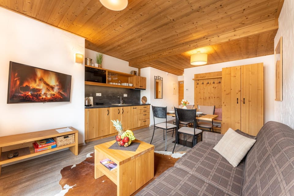TV and multimedia, Kitchen or kitchenette, Living room, Seating area, minibar, stove