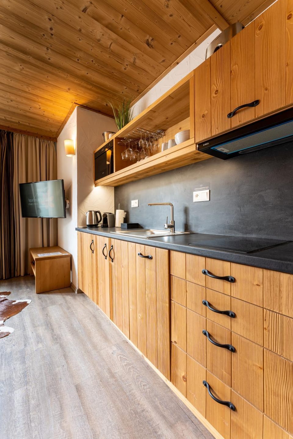 Kitchen or kitchenette, minibar, stove