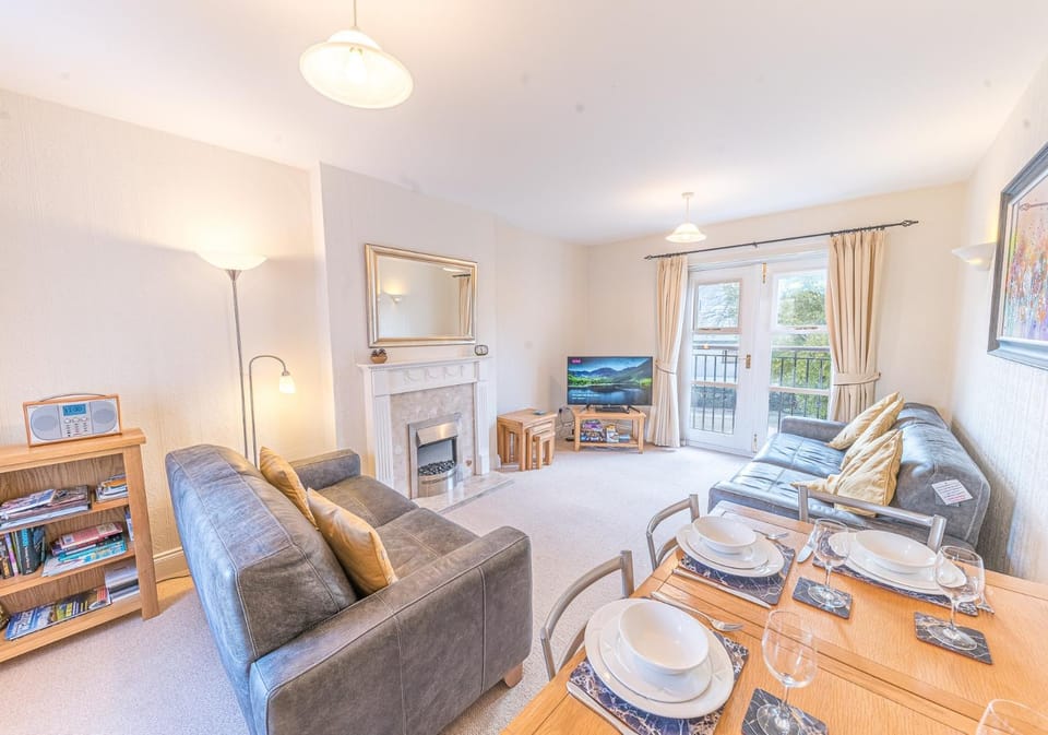 TV and multimedia, Living room, Seating area, Dining area