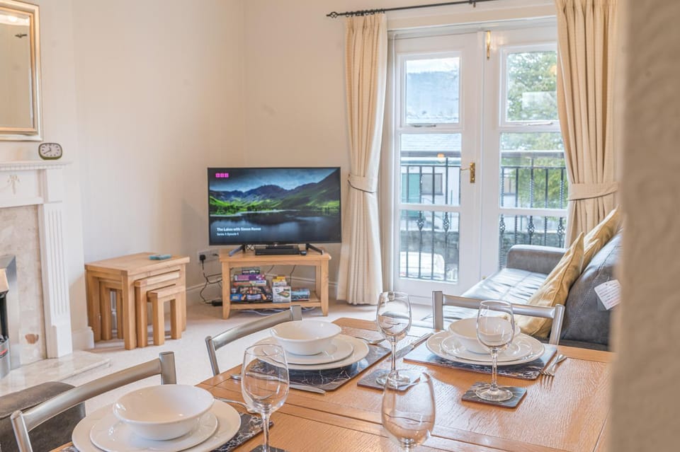 TV and multimedia, Living room, Seating area, Dining area