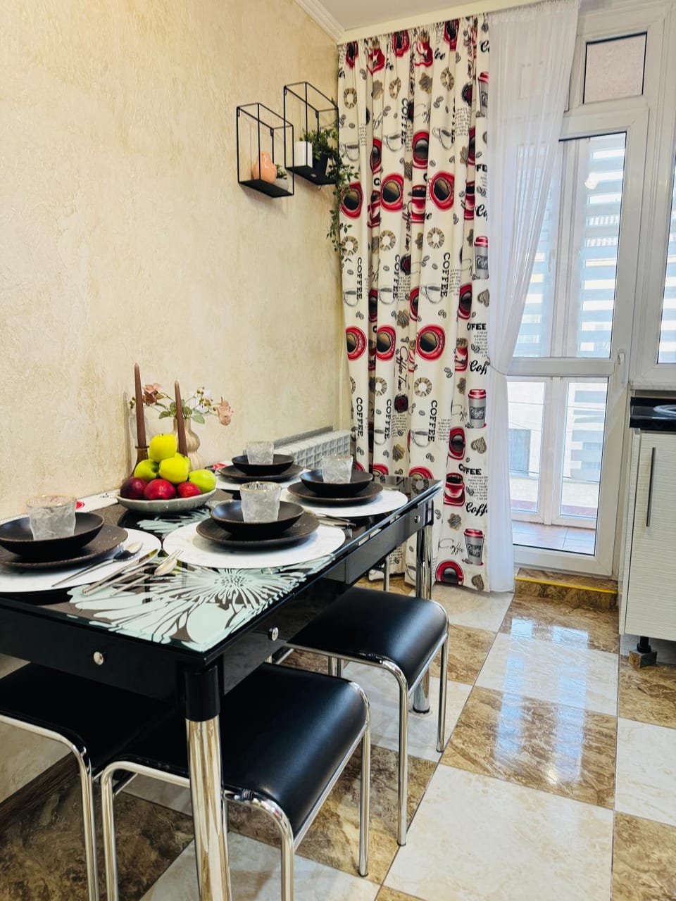 Kitchen or kitchenette, Dining area