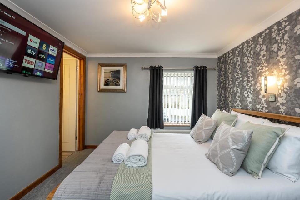 Bed, TV and multimedia, Photo of the whole room, Bedroom