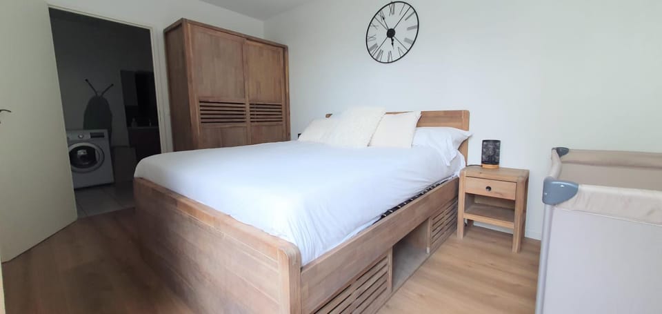 Bed, Photo of the whole room, Bedroom, hair dresser, wardrobe