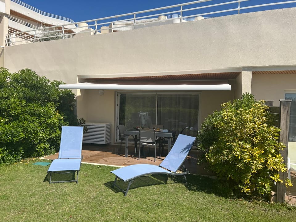 Property building, Patio, Day, Garden, Garden view, sunbed