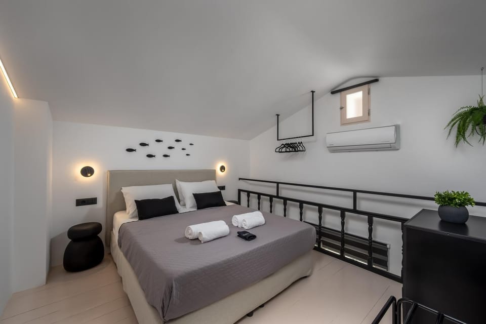 Bed, Photo of the whole room, Seating area, towels, air conditioner