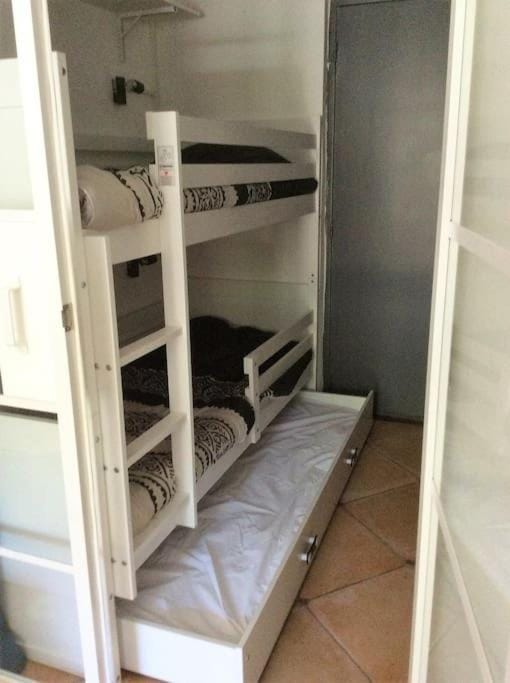 Cap Agde Studio-Cabine jardin clos, port et plage Cabin in Agde