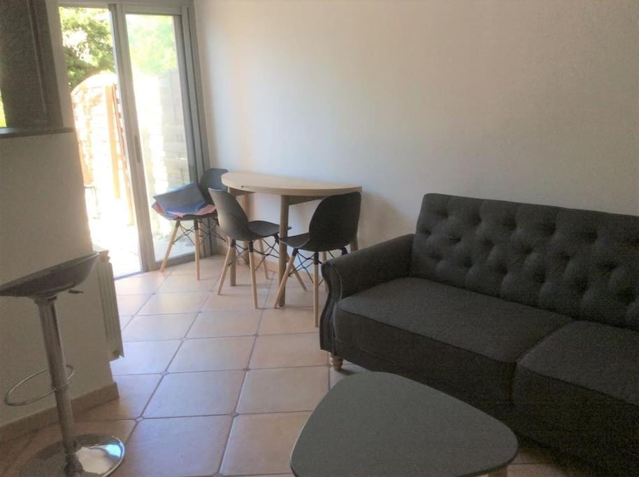 Cap Agde Studio-Cabine jardin clos, port et plage Cabin in Agde