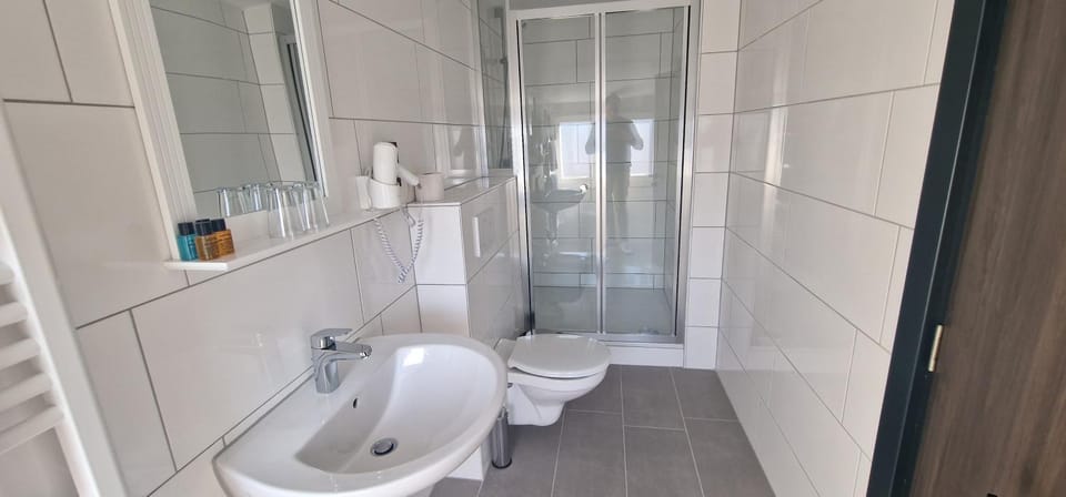 Shower, Toilet, Bathroom, towels