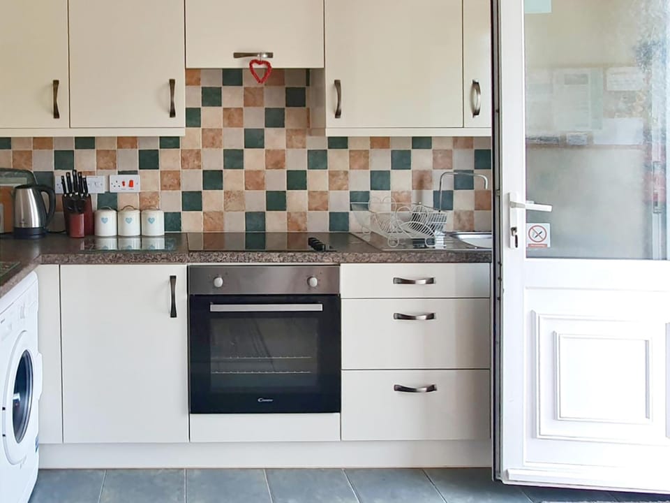 Dart Haven - cheerful holiday bungalow in Galmpton Chalet in Kingswear