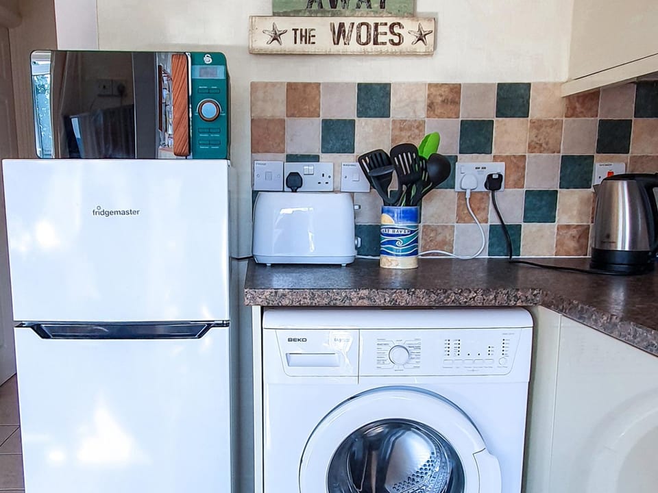 Dart Haven - cheerful holiday bungalow in Galmpton Chalet in Kingswear