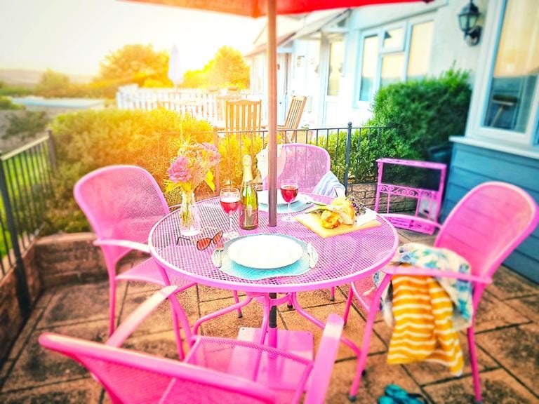 Dart Haven - cheerful holiday bungalow in Galmpton Chalet in Kingswear