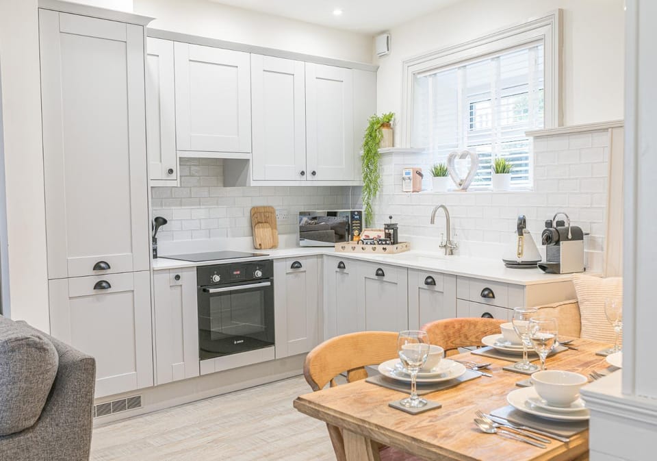 Kitchen or kitchenette, Dining area, dishwasher, microwave, stove, toaster