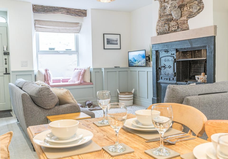 Living room, Dining area