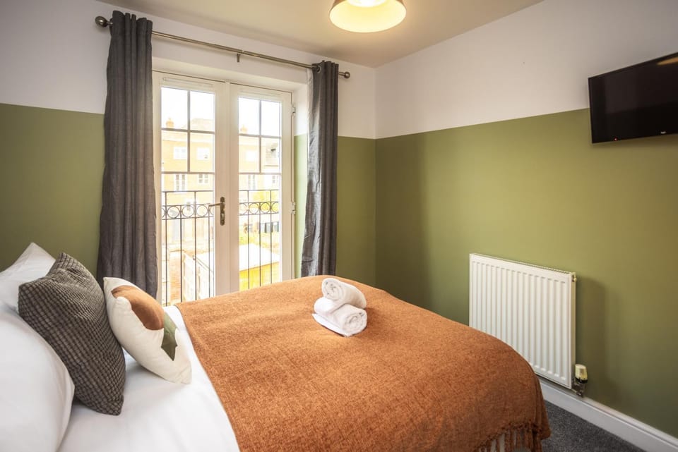 Bed, TV and multimedia, Photo of the whole room, Bedroom, towels