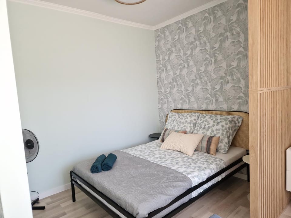 Bed, Photo of the whole room, towels