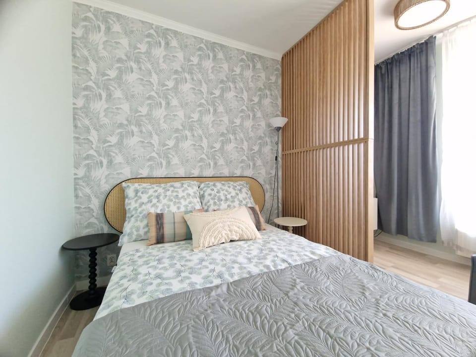 Bed, Living room