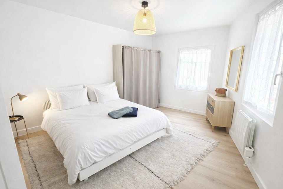 Bed, Photo of the whole room, Bedroom, towels