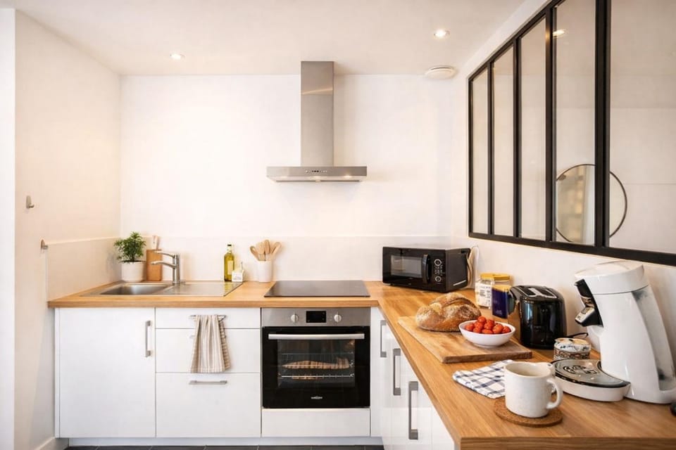 Coffee/tea facilities, Kitchen or kitchenette, Food and drinks, Dining area, oven, stove, toaster