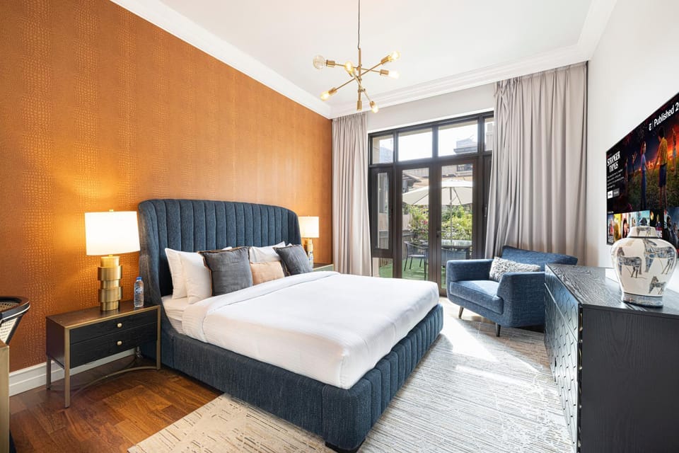 Bed, TV and multimedia, Living room, Photo of the whole room, Seating area, Bedroom