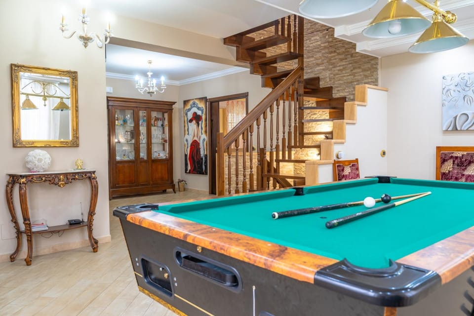 Billiard, Game Room