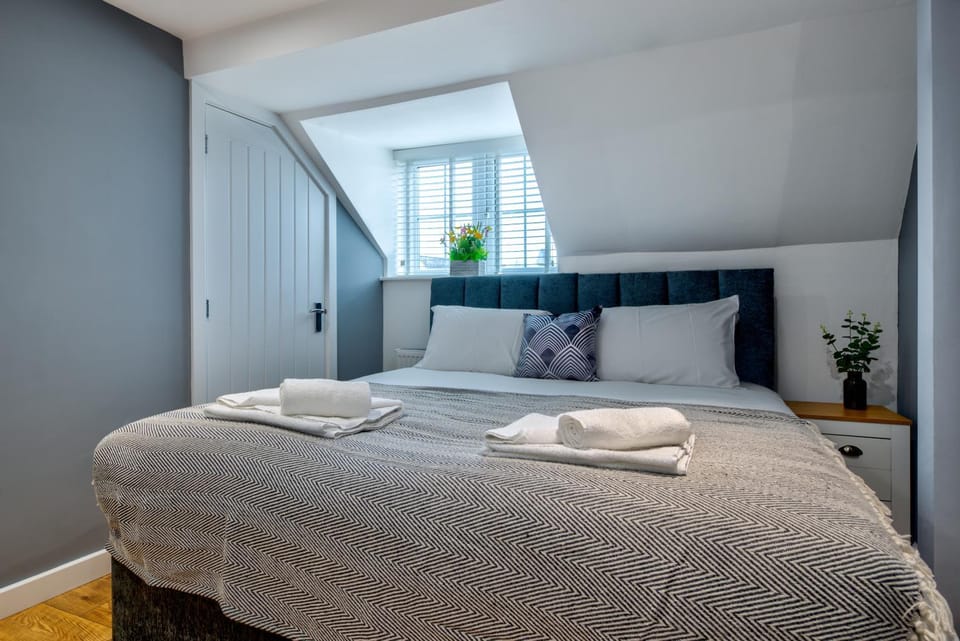 Bed, Photo of the whole room, Bedroom, towels