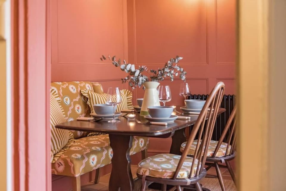 Seating area, Dining area