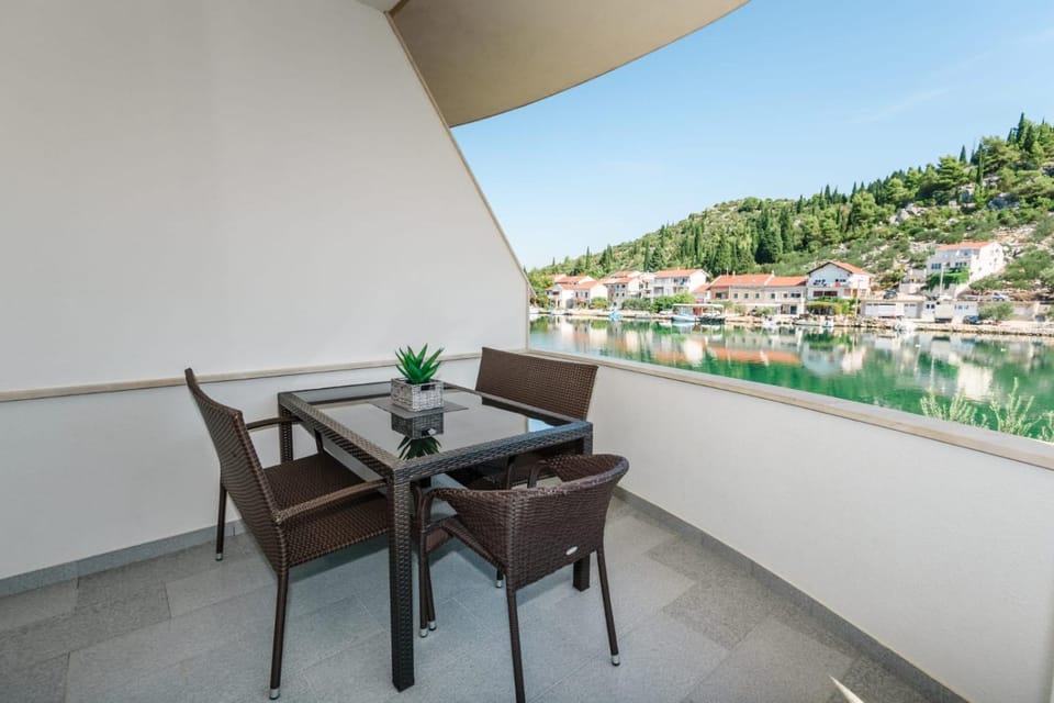 Patio, Day, Natural landscape, View (from property/room), Balcony/Terrace, Seating area, Dining area, Mountain view, Sea view