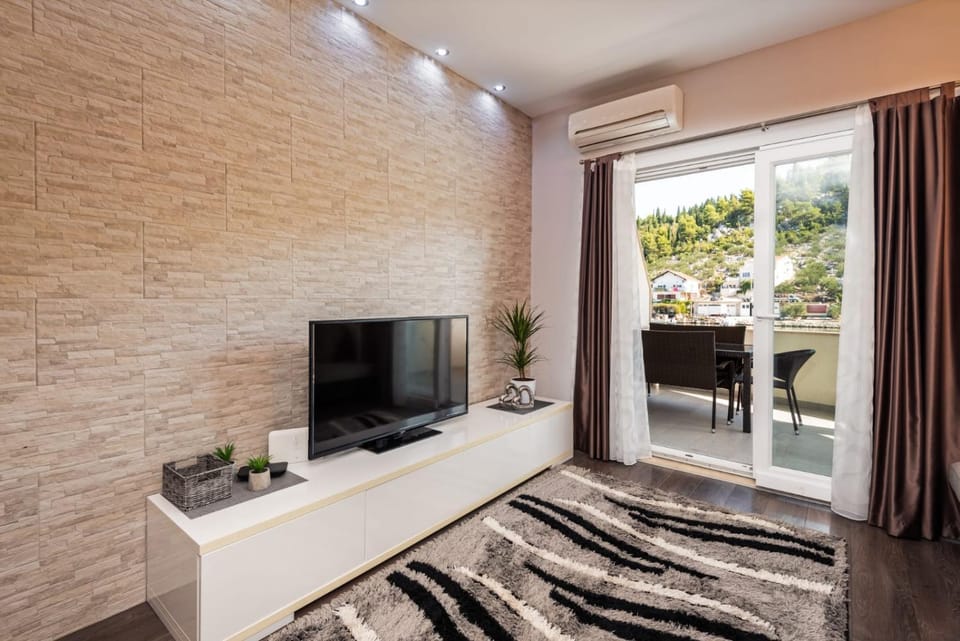 TV and multimedia, Living room, Seating area, Evening entertainment