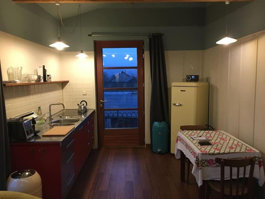 Kitchen or kitchenette, Dining area