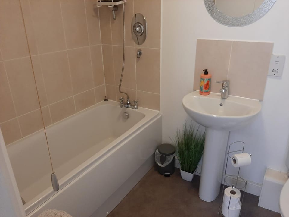 Ground Floor 2 Beds Cornish Retreat Free Parking Apartment in England