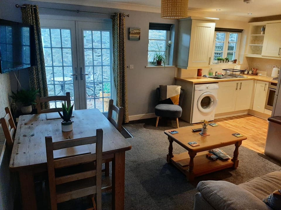 Ground Floor 2 Beds Cornish Retreat Free Parking Apartment in England