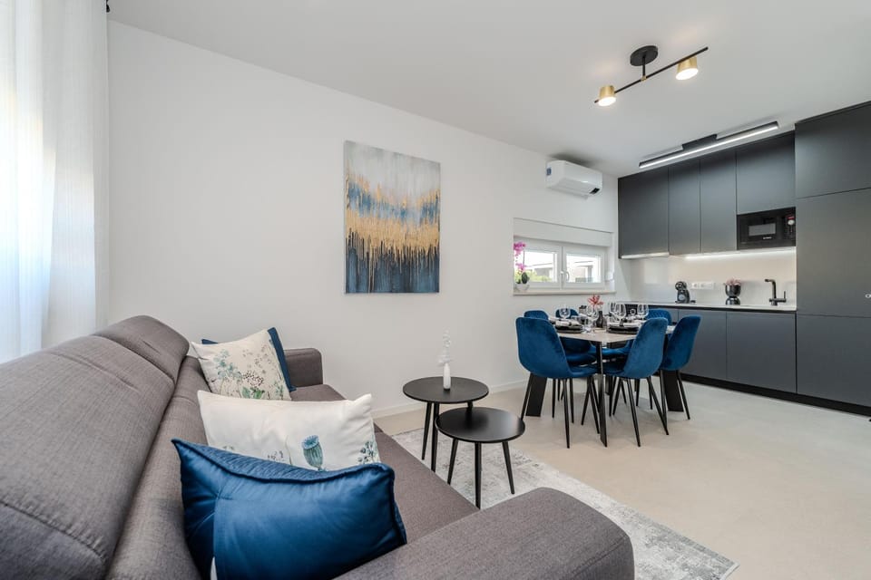 Kitchen or kitchenette, Seating area, Dining area