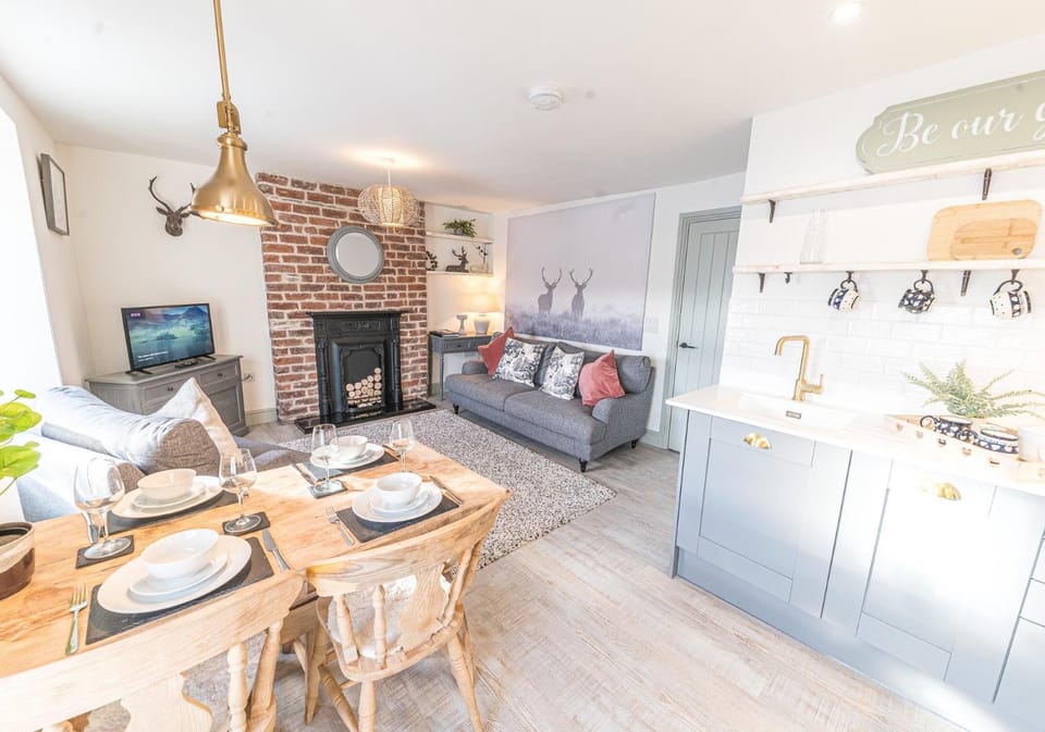 Kitchen or kitchenette, Living room, Seating area, Dining area