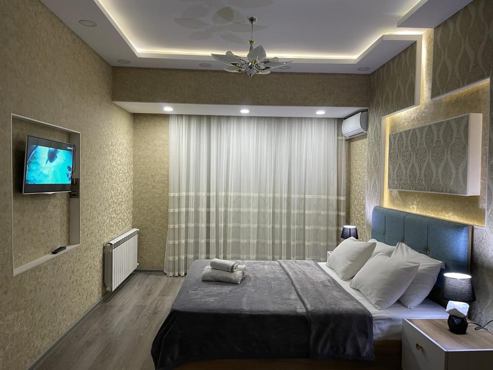 Bed, TV and multimedia, Photo of the whole room, Bedroom
