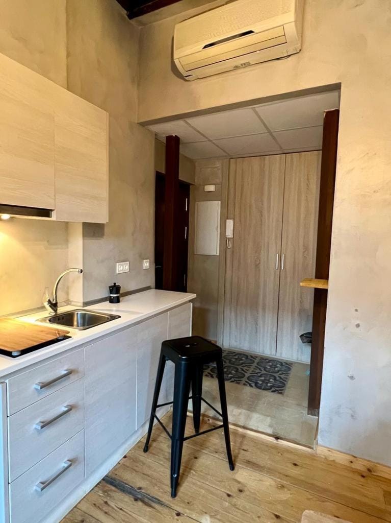 Kitchen or kitchenette, Dining area, minibar, air conditioner