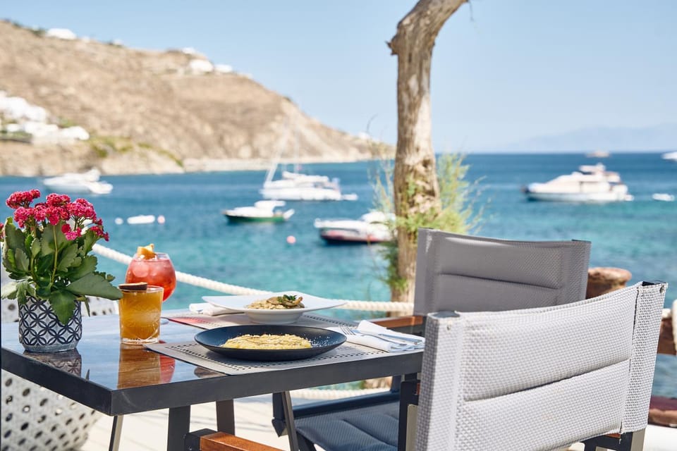 Patio, Restaurant/places to eat, Day, Food and drinks, Seating area, Dining area, Food, Sea view