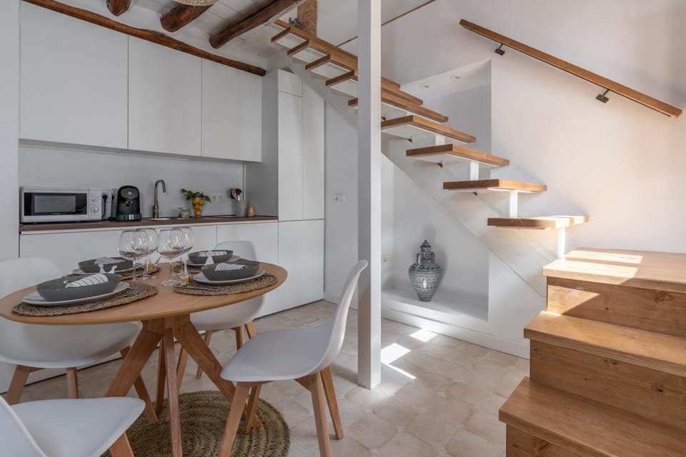 Kitchen or kitchenette, Dining area, stove