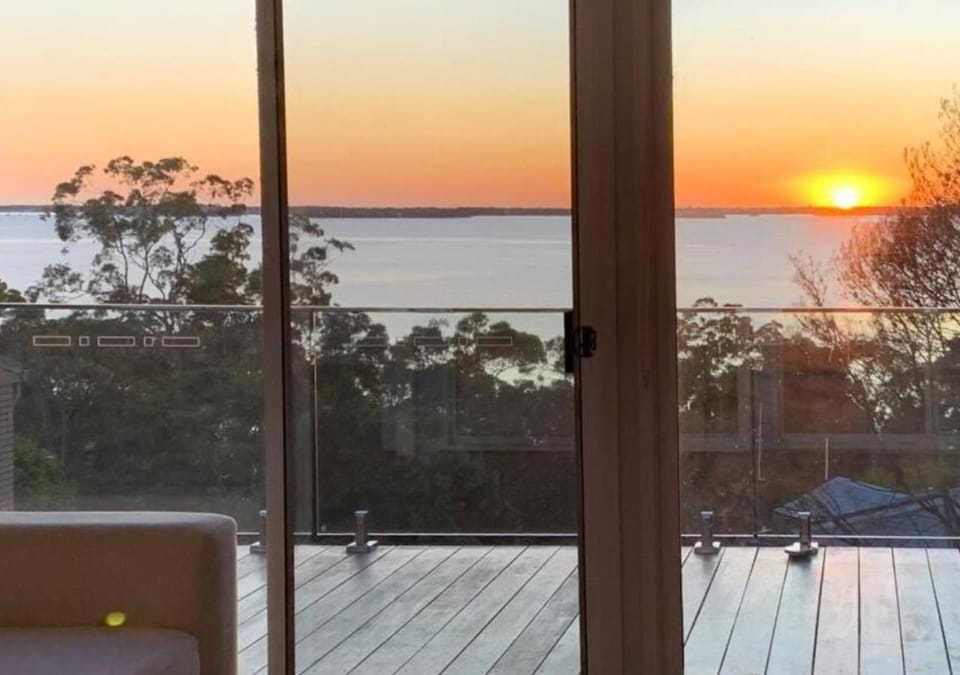 View (from property/room), Balcony/Terrace, Lake view