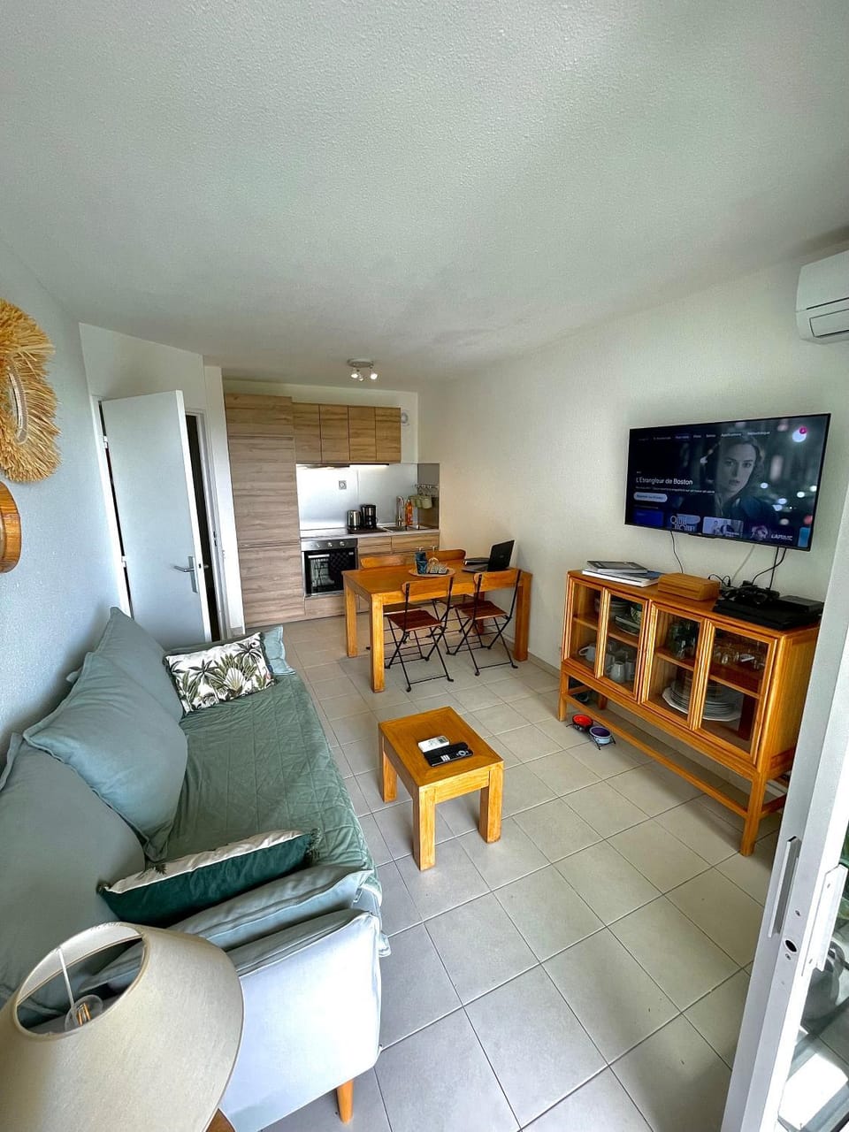 Communal lounge/ TV room, TV and multimedia, Kitchen or kitchenette, Living room, Seating area, Dining area