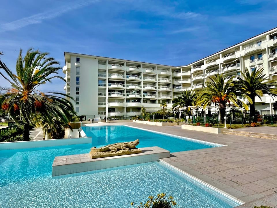 Property building, Day, Pool view, Swimming pool