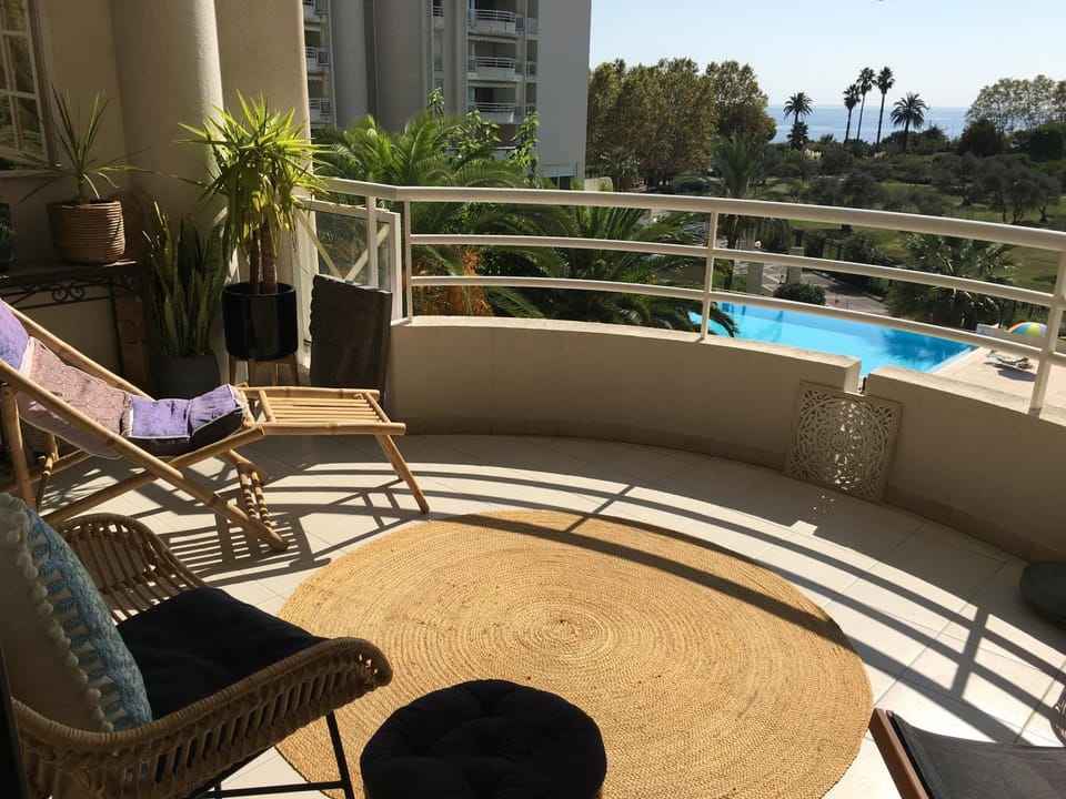 View (from property/room), Balcony/Terrace, Pool view, Swimming pool, sunbed