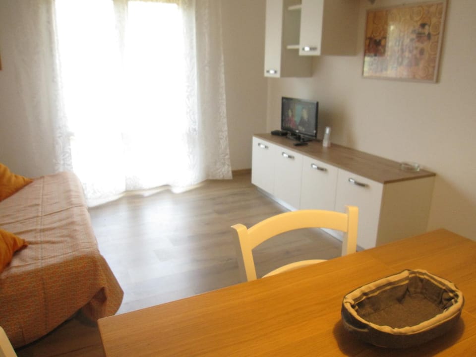 Bed, TV and multimedia, Living room, Dining area