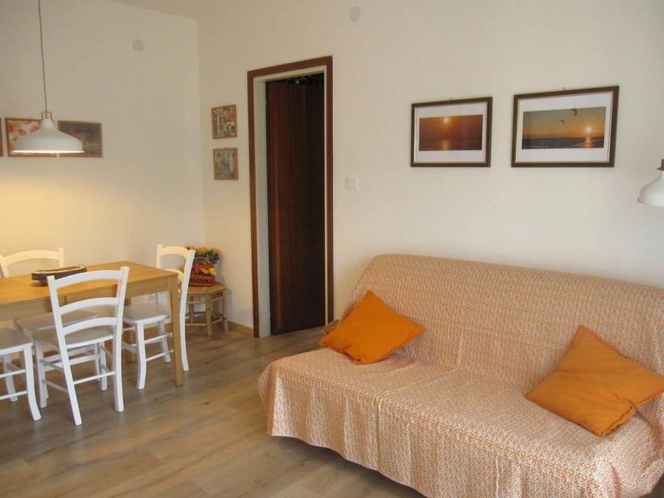 Bed, Living room, Seating area, Dining area
